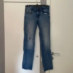 Mina guess byxor passar inte längre så tänker sälja dom. Storlek ser ni på sista bilden och modellen är skinny!