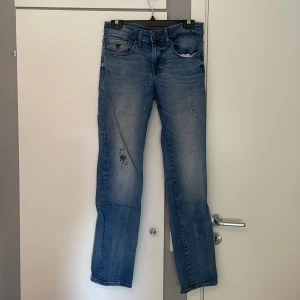 Guess byxor - Mina guess byxor passar inte längre så tänker sälja dom. Storlek ser ni på sista bilden och modellen är skinny!