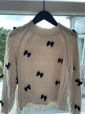 Stickat tjocktröja - Stickat kjoktröja med svarta rosetter på jätte bra skick  från zara💕