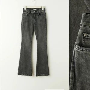 Low waist bootcut jeans, Ginatricot - Storlek 38, stretchiga! Använda ett fåtal gånger, säljes då dom inte passar mig längre 😊  Säljes för 350kr inklusive spårbar frakt!