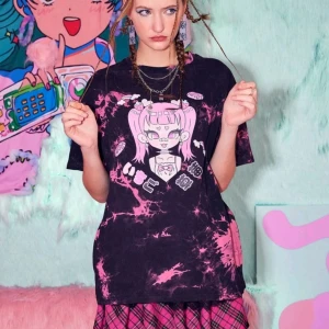 Enkel färgglad anime t-shirt - Kawaii, färgglad kortärmad anime-t-shirt.  Använd men i mycket bra skick🫀