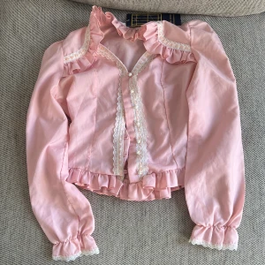 Vintage blus - Storlek S. Har små fläckar som man inte märker så mycket. Meddela mig först innan du vill köpa.