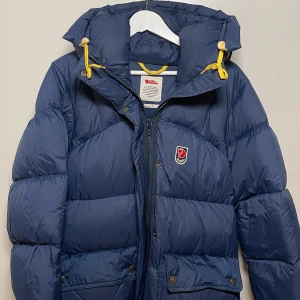 Fjällräven Vinter Jacka Dam  - Säljer denna sjukt snygga Fjällräven jacka för 3 000 kr! Den är otroligt varm och skön och den är sjukt snygg. Strl M men passar även S. Inga skador eller defekter. Har använts några gånger. OBS: Vi kemtvättar jackan innan utskick. 