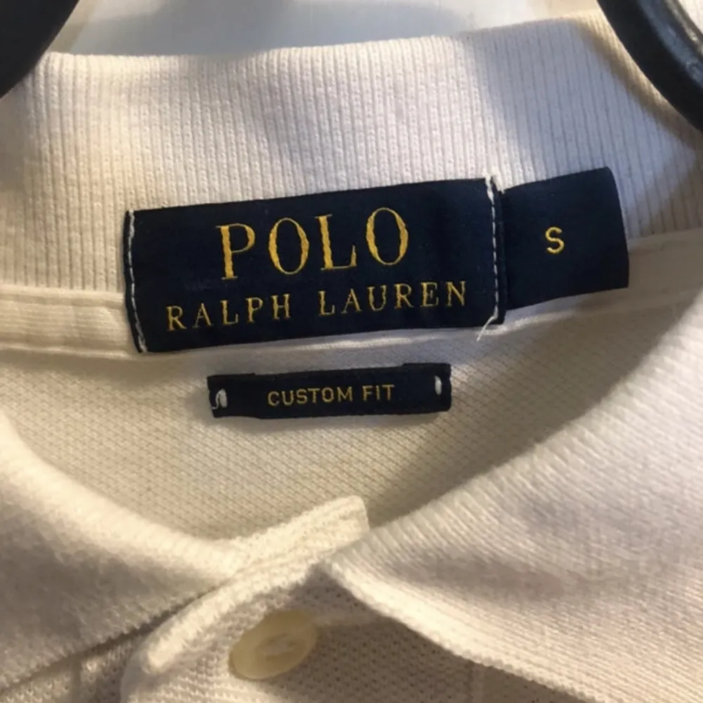 Tja! Säljer nu denna snygga Ralph Lauren piké. Skick 10/10. Kontakta mig vid eventuella frågor eller prisförslag!😁. Skjortor.