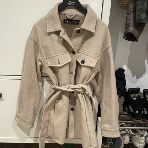 Höstkappa  - Kortare kappa från zara med snygg passform. Som ny. Skulle säga att den passar xs-m 