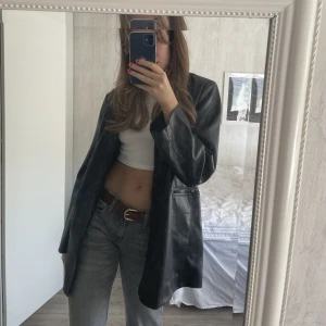 Blazer läderimitation - Blazer i läderimitation från bikbok. Använd fåtal gånger. Storlek M och sitter oversized på mig som bär XS✨