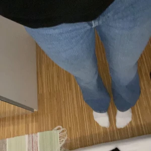 Bootcut Dr denim jeans - Heej❤️ säljer mina superfina dr denim jeans då dom tyvvär är för små, superfina bootcut och lite annorlunda material kontakta för mer info 😊❤️ nypris ca 800kr❤️