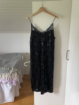 Klänning paljetter - Säljer denna underbara klänning från HM som tyvärr är för liten för mig🩷🥲 Så fint skick och storlek 38💜💜💜