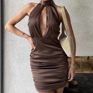 Brun klänning - Brun klänning från Biancas kollektion med Nelly. Använt en gång.