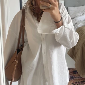 Vit skjorta - Säljer min super fina skjorta från Gina tricot som jag inte längre använder❣️