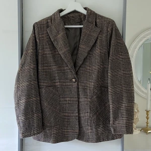 Rutig kavaj - Brun kavaj i dark academia stil 🤎🖤 Storlek L men sitter mer som en M. 