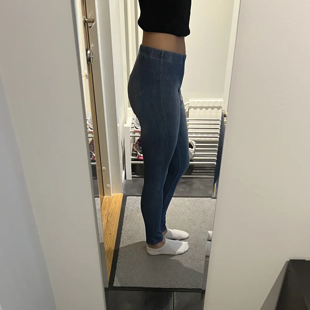 Blåa leggings från H&M i strl 38. Använda några gånger. . Jeans & Byxor.