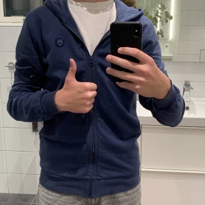 Knowledgecotton zip tröja - Perfekt tröja nu inför hösten! Detta är en zip hoodie från knowledgecotton då ny pris är 1200kr medan mitt pris är 400kr! Du kan köpa 1 för 400kr eller den andra knowledgecotton tröjan jag säljer för 600kr båda! Perfekt skick, skriv eller köp nu 🙌🏽👍🏽
