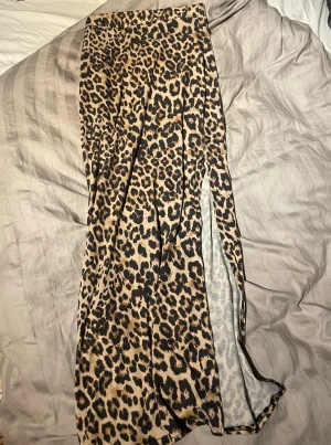 Leopardkjol nelly - Tajt/stretchig kjol som ger fina former, slits i benet