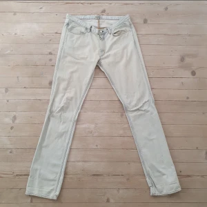 Acne Jeans  - En äldre modell av jeans från Acne Studios innan de bytte namn på deras märke💫 Storlek är 34/34, de satt väldigt y2k esc. på mig som är 186 då de blir pösiga. Säljs då jag fyllt garderoben med annat🥲 Dessa är alltså jeans som blivit MAXbleka :)