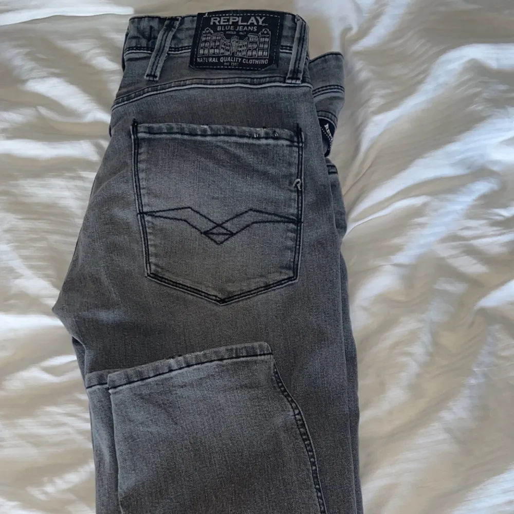Replay Jeans i fint skick, använt fåtal gånger. Fler bilder kan skickas om så önskas. Storlek 29 Waist 32 Length. Jeans & Byxor.