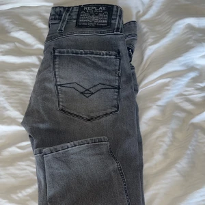 Replay jeans - Replay Jeans i fint skick, använt fåtal gånger. Fler bilder kan skickas om så önskas. Storlek 29 Waist 32 Length