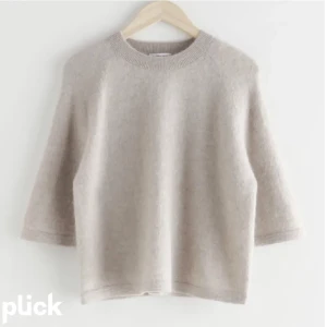 Stickad tshirt  - Säljer denna stickade tshirt från other stories, så fin och perfekt nu till hösten🫶🫶hör av er vid frågor! (Är på semester lägger in egna bilder på söndag när jag kommer hem)