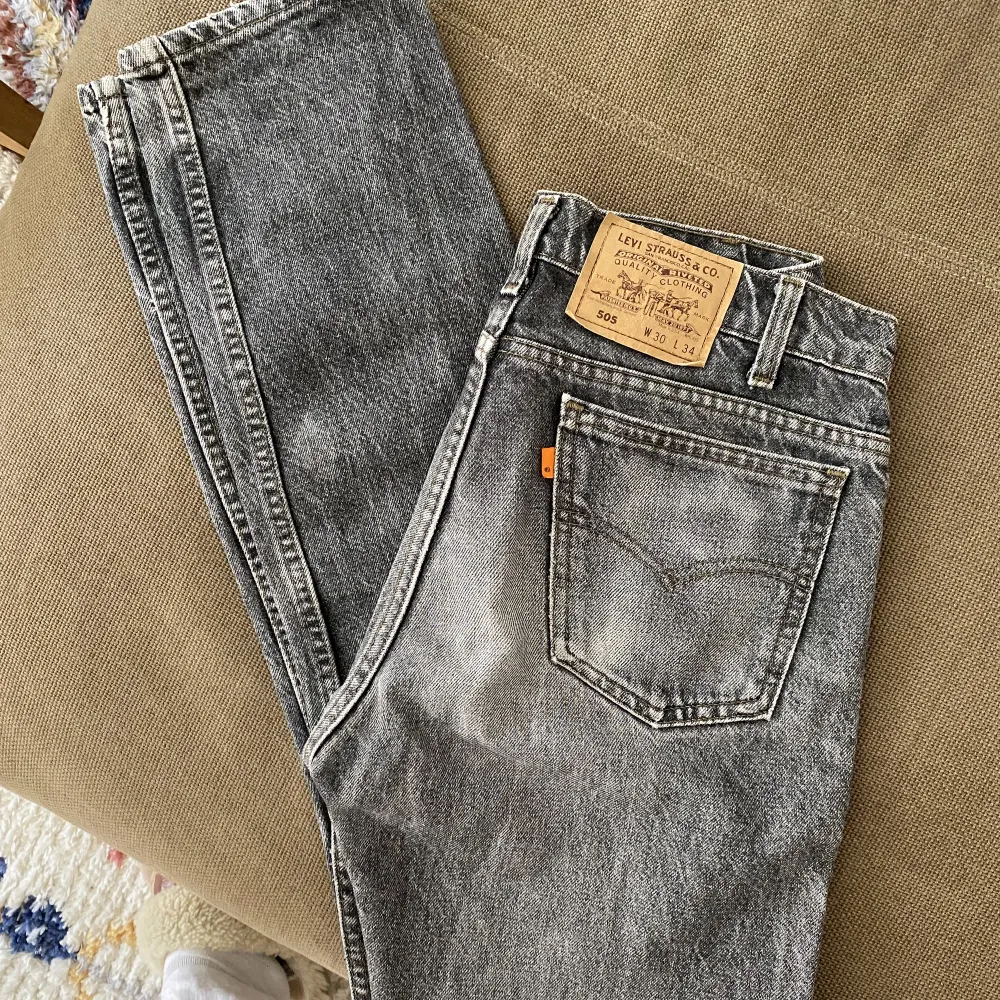 Levis jeans modell 505 i svart/grå färg. Väldigt långa!. Jeans & Byxor.