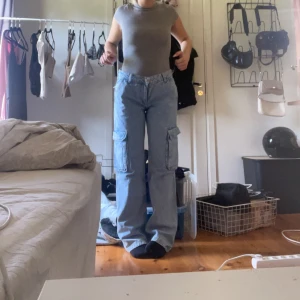 så snygga cargo jeans  - Säljer mina super snygga cargo jeans från Gina tricot då dem blivit förstora. Priset går att diskutera vid snabb affär