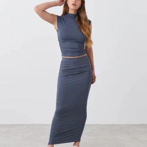 Kjol och topp  - Säljer hela settet för 250kr, kjolen är helt oanvänd och toppen är knappt använd. Om man bara vill köpa ena plagget kostar tröjan 100kr och kjolen 200kr