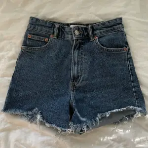 Högmidjade mörkblå jeansshorts från Zara i bra skick. Har endast används ett fåtal gånger 💕