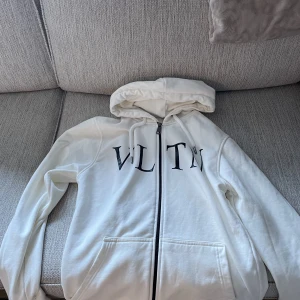Valentino hoodie  - Säljer min valentino hoodie i storlek S köpt i london för fler fråger skriv