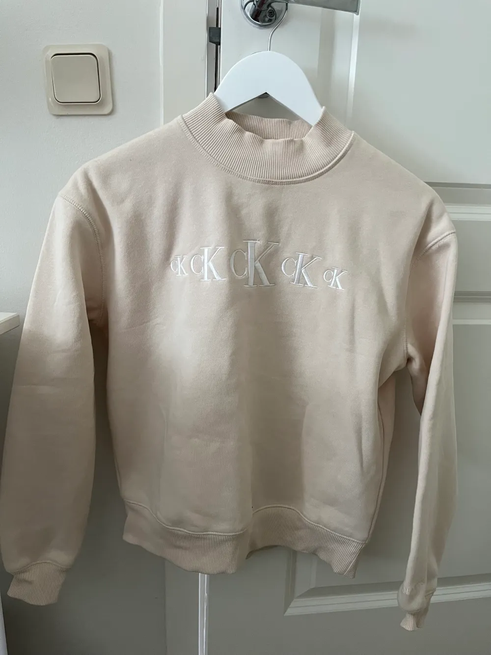 Oanvänd Calvin Klein sweatshirt med hög krage. Tröjor & Koftor.
