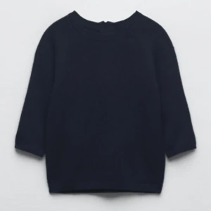 Zara topp - Säljer denna stickade topp från zara då den inte kommer till användning. Den är slutsåld på hemsidan, helt oanvänd med lapparna kvar.  Skriv privat för egna bilder. Köparen står för frakt!💕