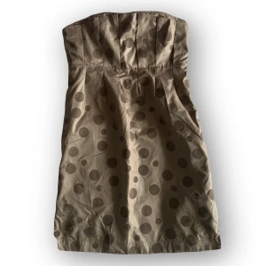 Prickig 00-tals klänning  - Fin prickig kort klänning   Djur och rökfritt hem 