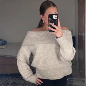 Off-shoulder tröja - Lånad bild!  Säljer min stickade off-shoulder tröja från hm. Säljer pvg ingen användning. Inga difekter!