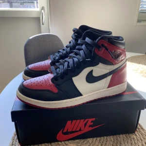 Jordan 1 Retro High OG ’Bred Toe’ -   Jordan 1 Retro High OG ’Bred Toe’ i mycket fint skick.  Storlek: EU 43/ US 9,5