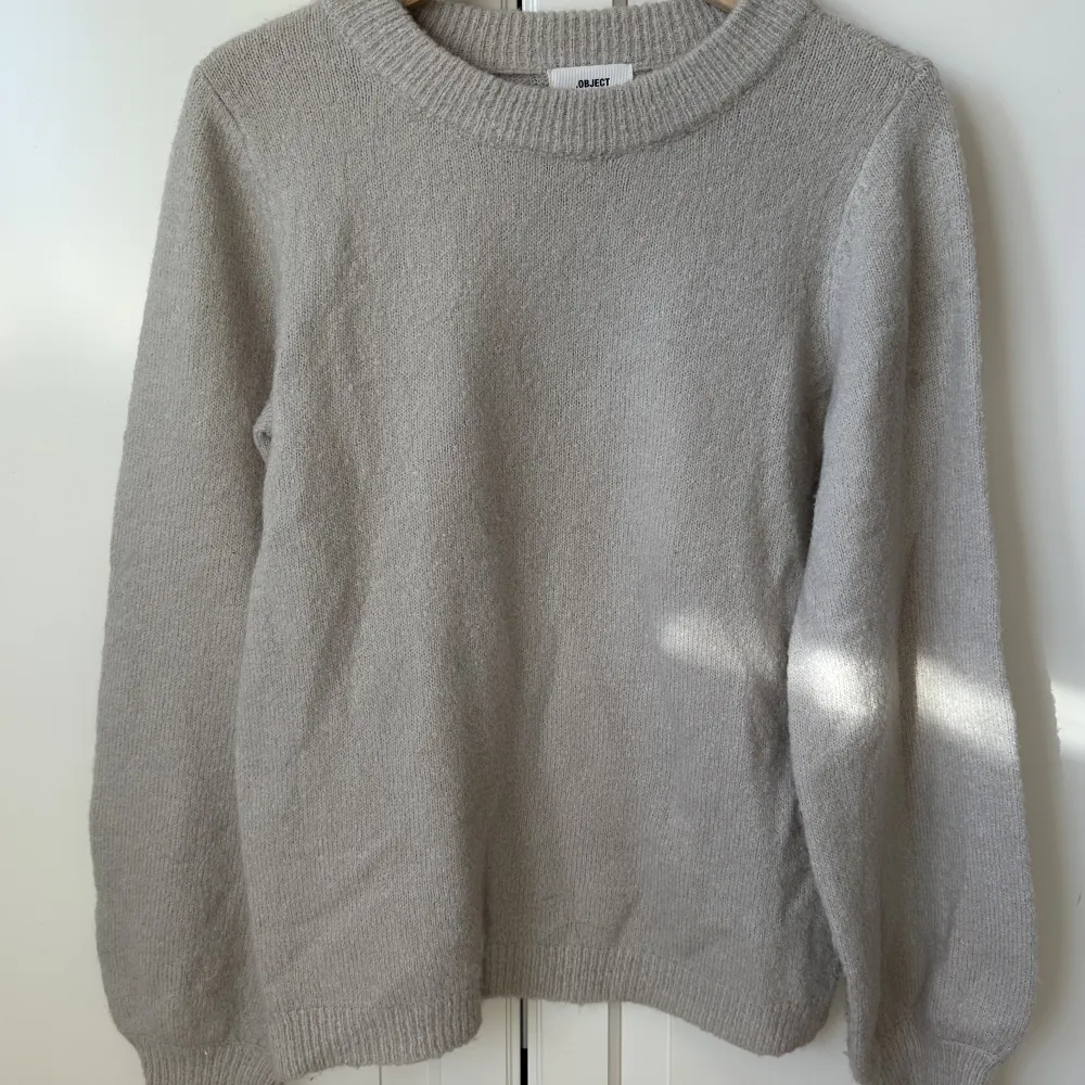 Tjocktröja/stickad tröja från object! Strlk S. Ser grå ut min egna bild men är samma modell som den första bilden från hemsidan. Bra skick, använd fåtal gånger. Helt slutsåld. . Neuleet.