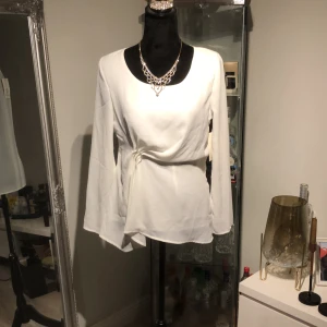 Blus - En jätte fin vit blus lite figur syd säljs pga att jag råka beställa två samtidigt mina inte exakt vad jag köpte den där men runt 400-600 storlek 36 men passar även 34 pga att modellen det inte för stor eller för liten ut på oavsett vad