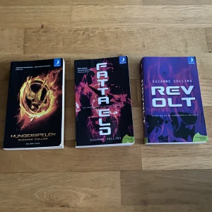 Hungerspelen tre första böckerna - Hungerspelen böcker aldrig lästa. Inte trasiga någonstans.  alla böcker tillsammans kostar 100 och en bok kostar 40kr st. 