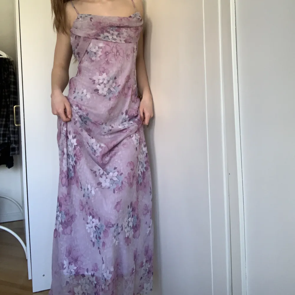 Tvungen att sälja denna underbara klänning jag precis köpte då den var för stor :,( mesh tyg med fina volanger <3 . Klänningar.