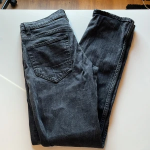 svarta raka jeans - 8/10 skick. från lager 157. 