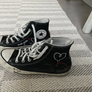 Converse - Säljer mina fina converse då dom inte längre kommer till användning. En tvätt så är dom som nya. 