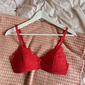 Röd bralette - Röd spetsbralette från H&M, aldrig använd så i nyskick🥰 Nypris 149kr och finns inte längre att köpa. Står både storleken 70B och 36 på den💖