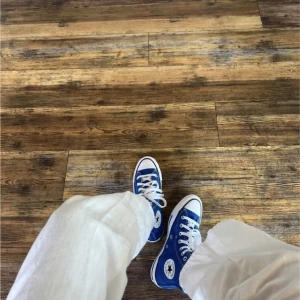 Converse  - Säljer nu mina blåa converse då dom inte används längre🌸köpta förra året och i bra skick💕stl 39 men passar även mig som har 38! Säljer för 350 eller högsta bud