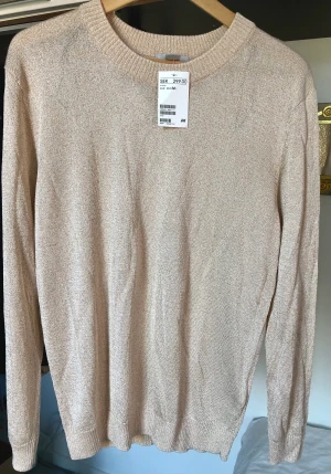 Blus glittrig NY - Tröja, tunn, beige/skimrande lätt i guldtoner. storlek M Aldrig använd.