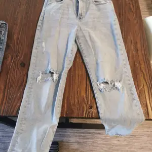 Knappt använda mom jeans.