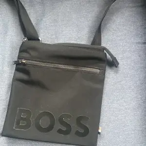 Hugo boss väska ! Originalpris:800