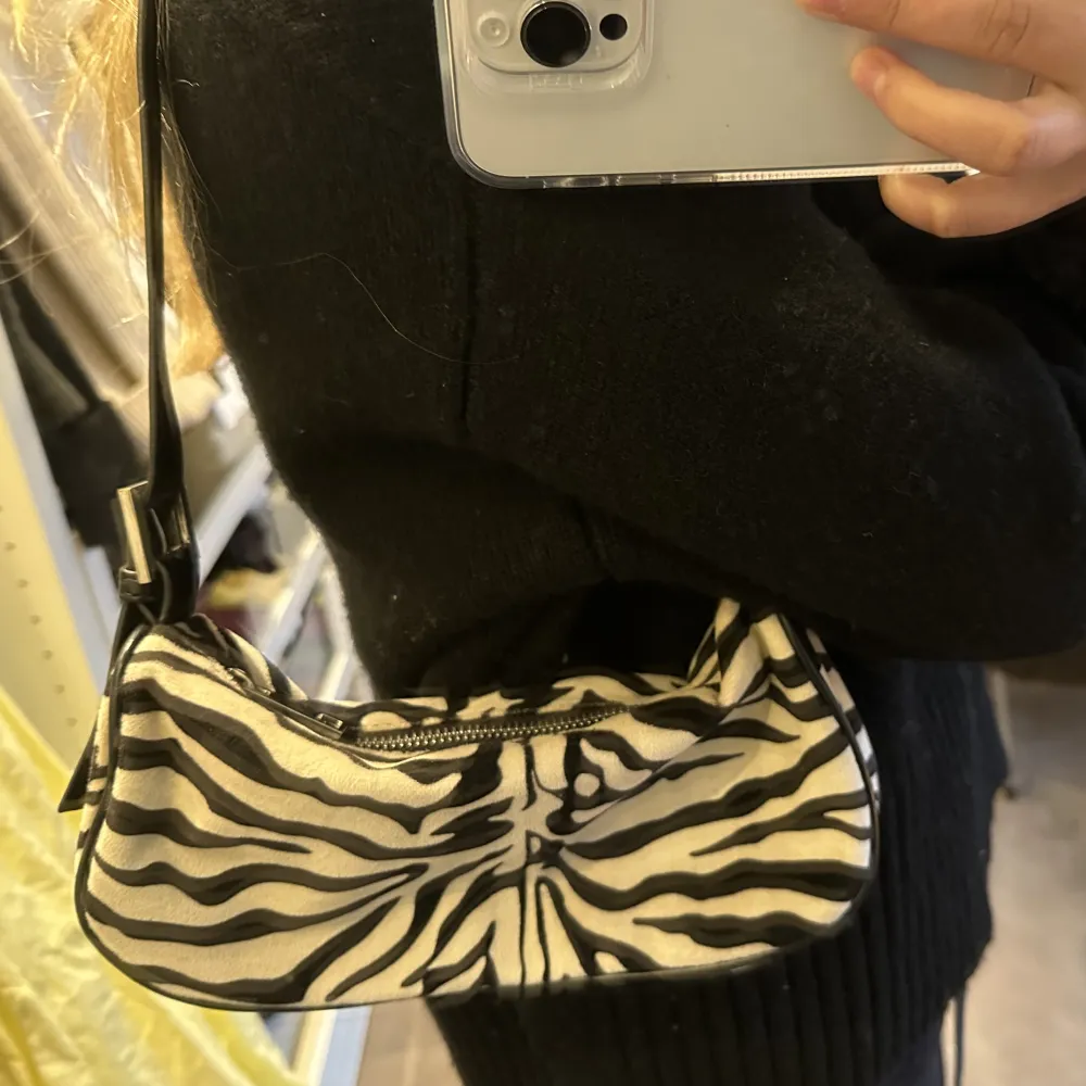Zebra handväska i super skick! . Väskor.