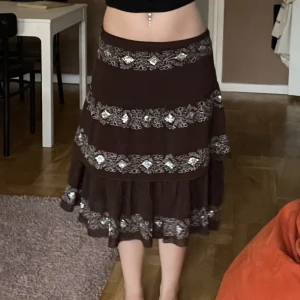 Midikjol - Mellan lång kjol med fina detaljer😍 41cm i midjemått tvärsöver  64cm i längden uppifrån och ned Fin att ha över jeans också 