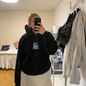 Hoodie med tryck - Fin hoodie från reclaimed vintage köpt från ASOS, tryck på både framsidan och baksidan👌🏻 köpt för 589 kr men säljer för 250 men kom gärna med egna förslag!🫶🏻 ANVÄND EJ KÖP DIREKT FUNKTIONEN 