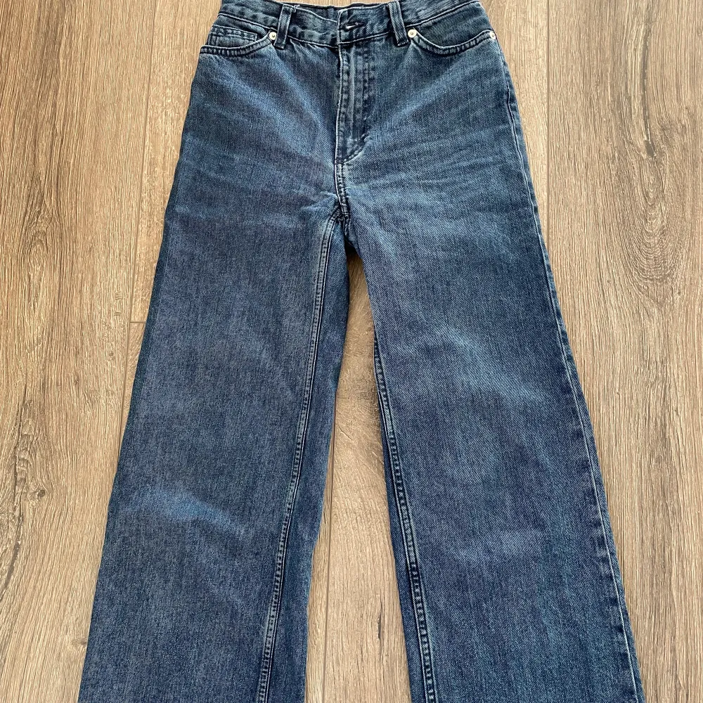 Blåa jeans från Monki i modellen yoko som är i bra skick. Vill du ha fler bilder eller frågor om storlek passform så hör av dig:). Jeans & Byxor.
