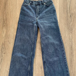 Blå Jeans  - Blåa jeans från Monki i modellen yoko som är i bra skick. Vill du ha fler bilder eller frågor om storlek passform så hör av dig:)