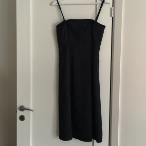 Festklänning Vila Str S - Svart med mörkgrå brodyr vid vänster byst och höger ben. Avtagbara axelband. Ca 90 cm lång. Använd 1 gång. 