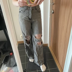 Storlek S - Breda jeans i storlek S. Sitter jättebra runt midjan, behövs dock antagligen strykas lite 😅